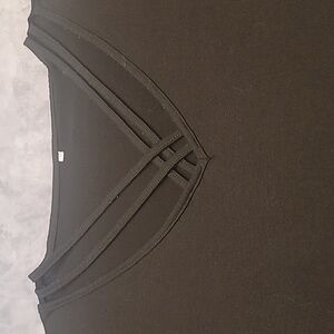 0483. Really Cute Criss~Cross Neck Detail Matched with Flirty Flutter Sleeves ~